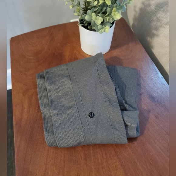 Lululemon compression leggings, size 6 - Picture 1 of 2